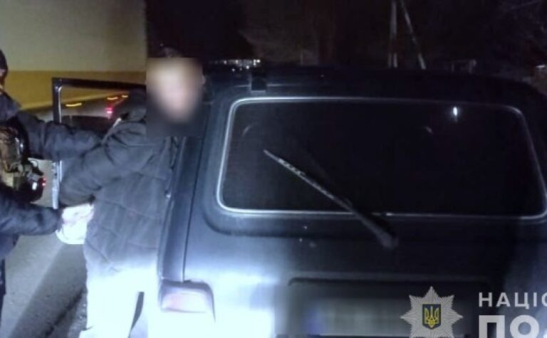 На Дніпропетровщині поліцейські затримали підозрюваного у незаконному заволодінні легковиком
