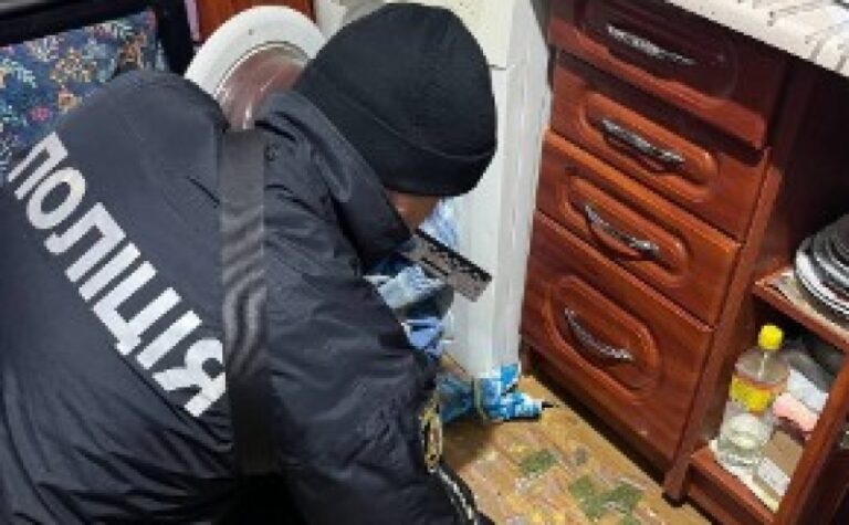 Щомісячно виготовляли 10 кг психотропів та отримували мільйонні доходи: у м. Самар поліція припинила діяльність злочинного наркоугруповання