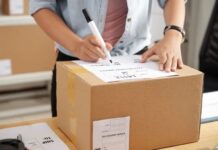 Правоохоронцям можуть дозволити відкривати посилки українців без їхнього відома