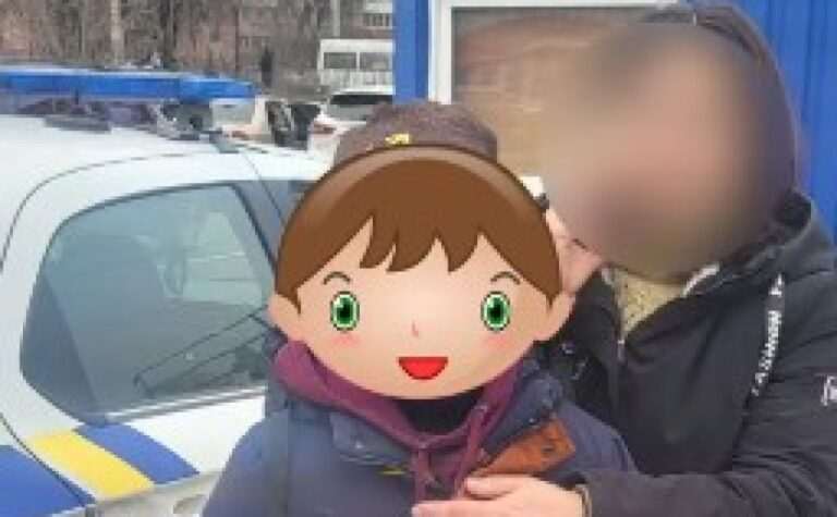 Міцні обійми та сльози радості: дніпровські патрульні допомогли знайти хлопчика, який загубився