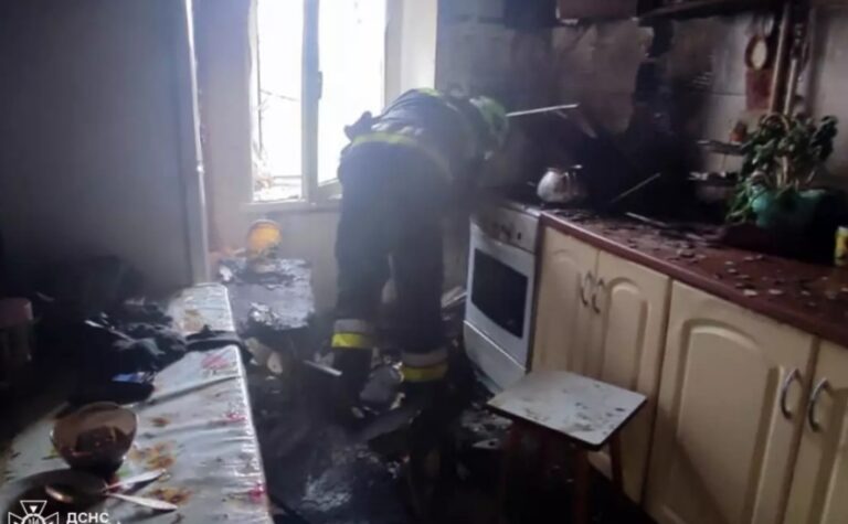 У Верхньодніпровську на пожежі надзвичайники врятували жінку