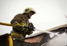 “Ледь не загинули”. Під Миколаєвом чоловік врятував з пожежі чотирьох дітей (фото, відео)