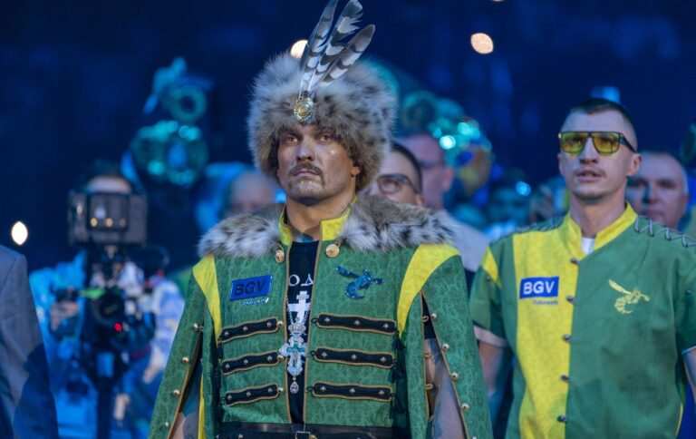 “Не сильно ображай, бо це партнери”. Зеленський поспілкувався з Усиком перед поєдинком з Ф’юрі (відео)