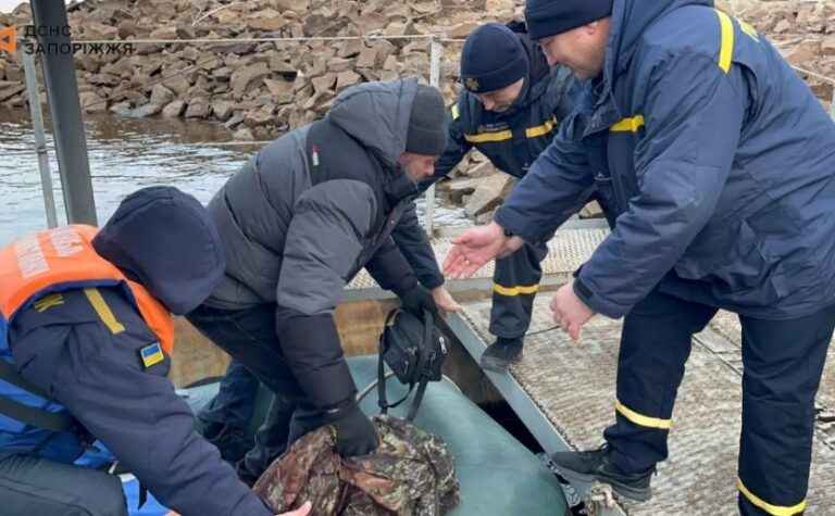 Стало зле на острові у плавневій зоні: рятувальники Запоріжжя транспортували чоловіка на берег для надання допомоги