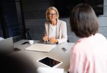 Для українців за кордоном хочуть створити застосунок з пошуку роботи: що відомо