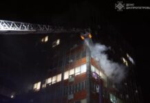 У Дніпрі горіла будівля пенсійного фонду у Соборному районі
