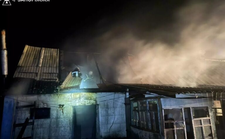 У Запорізькому районі через коротке замикання електромережі спалахнув будинок