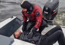 У Дніпрі надзвичайники врятували чоловіка, який стрибнув з мосту у воду