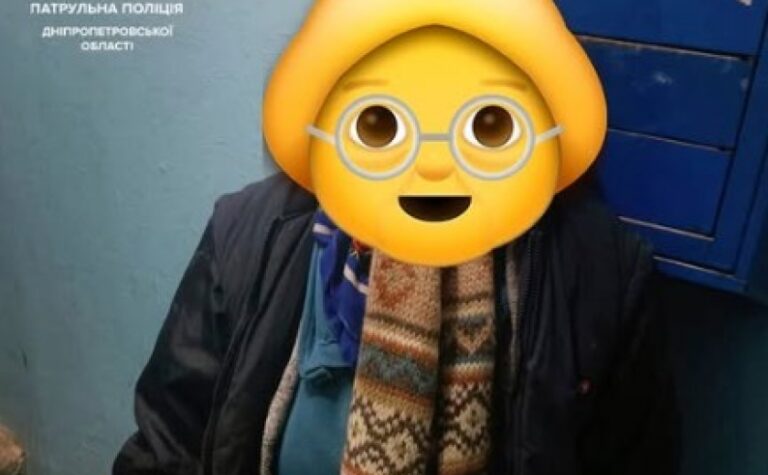 Не могла згадати, де проживає: патрульні Дніпра допомогли жінці, яка загубилась