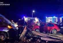 У Запоріжжі автівка зіткнулася з каретою швидкої допомоги та електричним стовпом вуличного освітлення