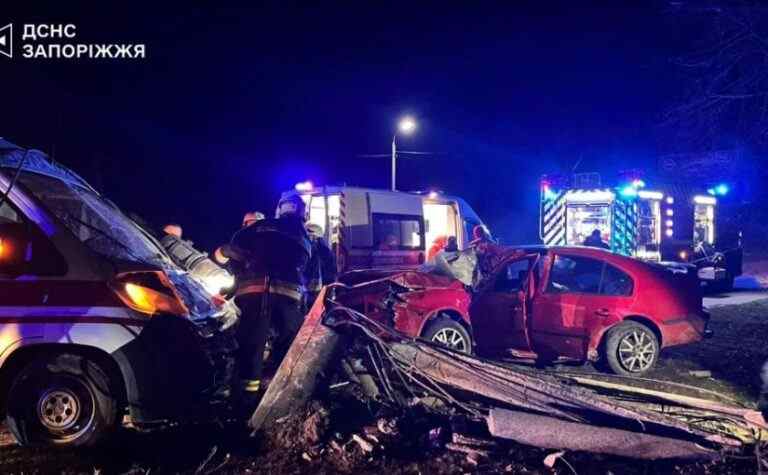 У Запоріжжі автівка зіткнулася з каретою швидкої допомоги та електричним стовпом вуличного освітлення