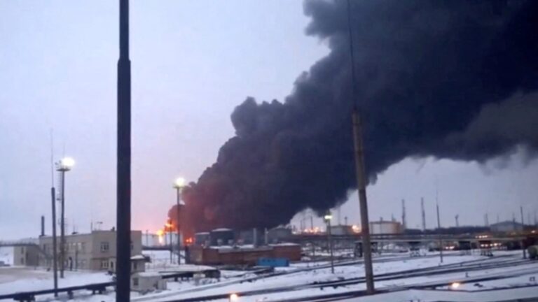 Росія: влада Рязанської області заявляє про «повітряну атаку», є повідомлення про вибухи на НПЗ