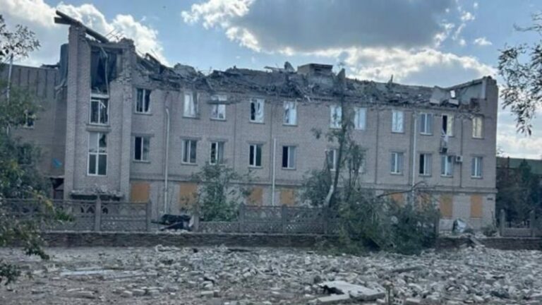 Армія РФ скинула шість авіабомб на медзаклад у Бериславі, постраждали лікарі – влада