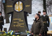Зеленський ушанував пам’ять Героїв Крут на Аскольдовій могилі в Києві