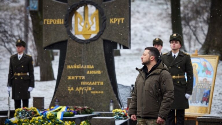 Зеленський ушанував пам’ять Героїв Крут на Аскольдовій могилі в Києві