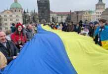 У Празі десятки українців розгорнули прапор України до прийдешнього Дня Соборності