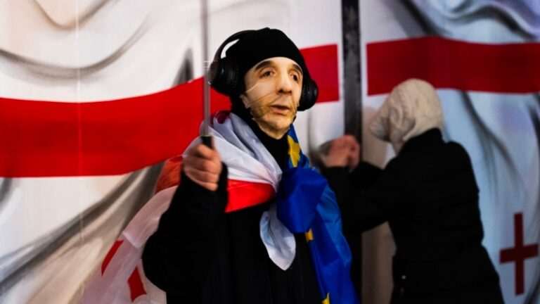 Грузія: у Тбілісі активісти вийшли на протести у масках із зображенням Іванішвілі, є затримані