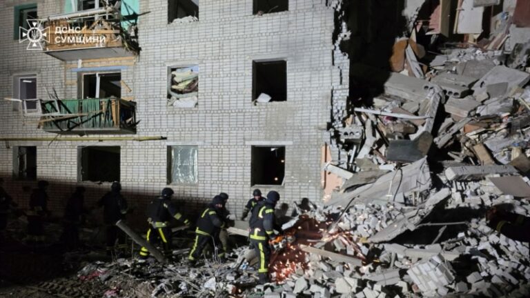 Атака РФ по багатоповерхівці в Сумах: серед постраждалих є дитина