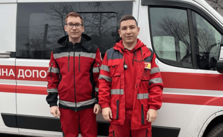 Кома та множинні перелами: у Дніпрі жінка випала з 10-го поверху