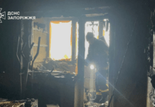 На пожежі у Запоріжжі вогнеборці виявили тіло чоловіка та врятували трьох містян: подробиці