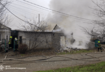 Надзвичайники Дніпра ліквідували пожежу на території приватного домоволодіння