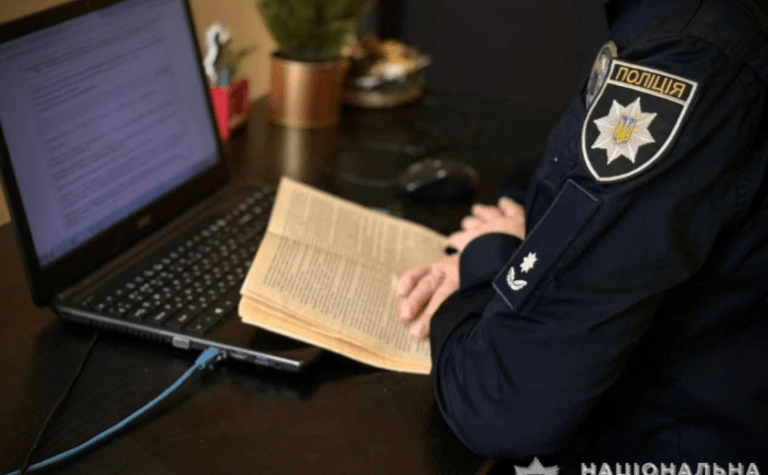 Спочатку побив подружжя, а після – вихопив у жінки сумку з речами: правоохоронці Дніпра затримали зловмисника