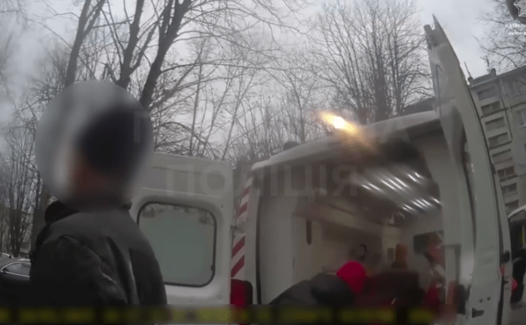 Коли кожна хвилина важлива: патрульні Запоріжжя допомогли чоловіку у критичному стані