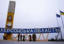 Війська РФ вдарили по автобусу в Херсоні, є загиблі й поранені – влада