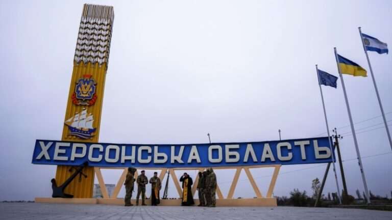 Війська РФ вдарили по автобусу в Херсоні, є загиблі й поранені – влада