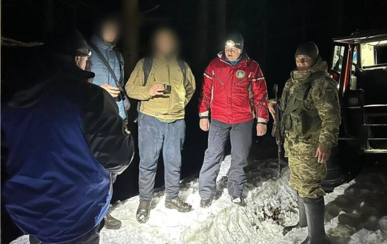 Хотіли дійти до Румунії, але заблукали на три дні. У Карпатах знайшли двох чоловіків