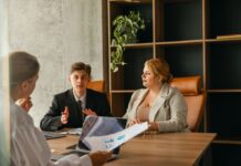 Кому в Україні пропонують найвищі зарплати і де найбільше вакансій: нові дані