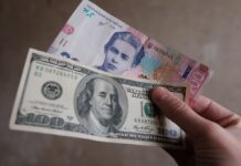 Як змінилися пенсії українців в гривнях та доларах: дані за останні 30 років