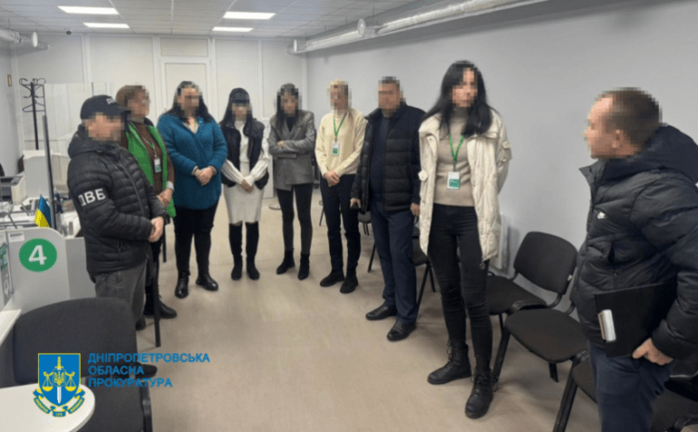 Хабарі за іспити та водійські посвідчення: на Дніпропетровщині викрили масштабну корупційну схему у сервісних центрах МВС
