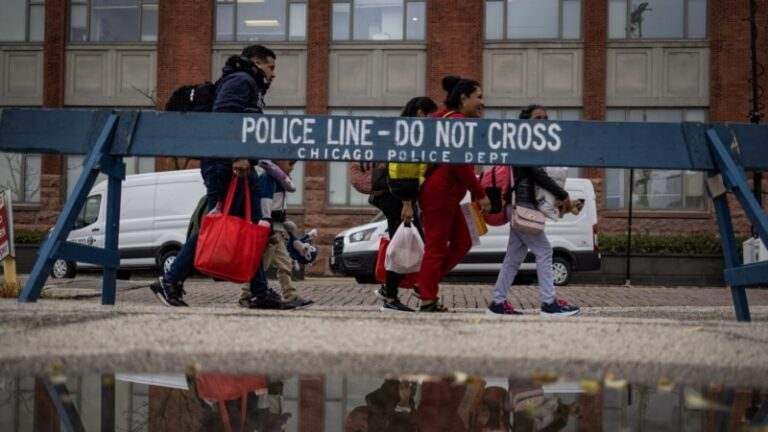 Трамп розпочне рейди проти мігрантів одразу після інавгурації – WSJ