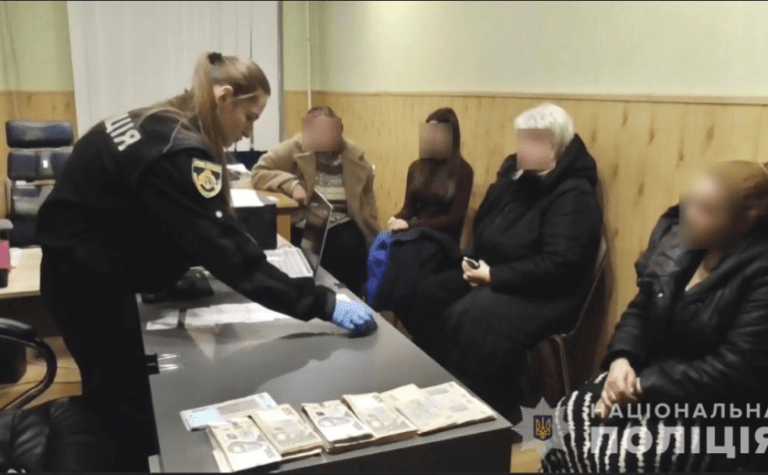 Представилася волонтеркою та обікрала літнє подружжя: правоохоронці Дніпра затримали 35-річну жінку