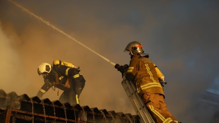 У Деснянському районі Києва через падіння уламків дрона сталася пожежа – КМВА