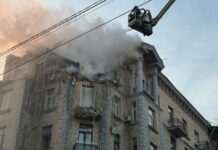 У столиці внаслідок падіння уламків дронів загорівся дах одного з корпусів Нацбанку