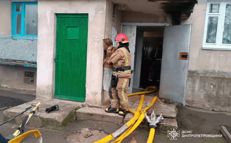 На пожежі в Жовтих Водах вогнеборці врятували 66-річну жінку