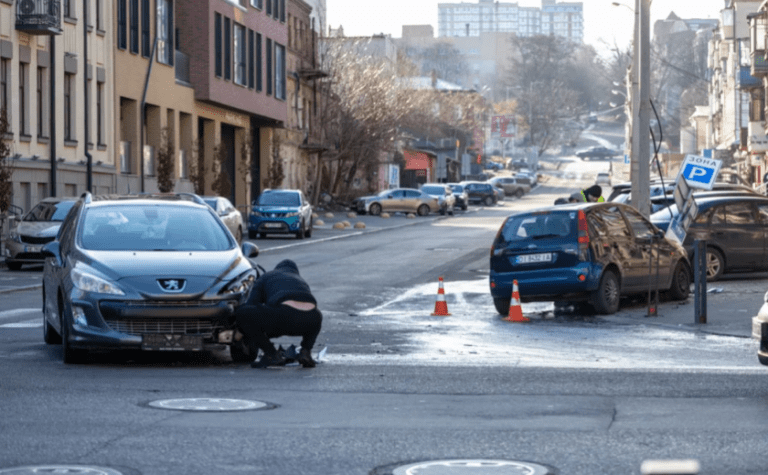 На Троїцькій у Дніпрі зіткнулись Peugeot та Ford: подробиці ДТП