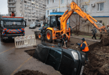 У Дніпрі біля ТРЦ «Дафі» Toyota провалилась під асфальт: деталі