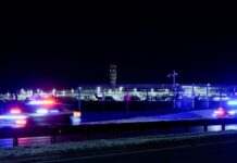 Пасажирський літак зіткнувся з військовим вертольотом і впав у річку у Вашингтоні