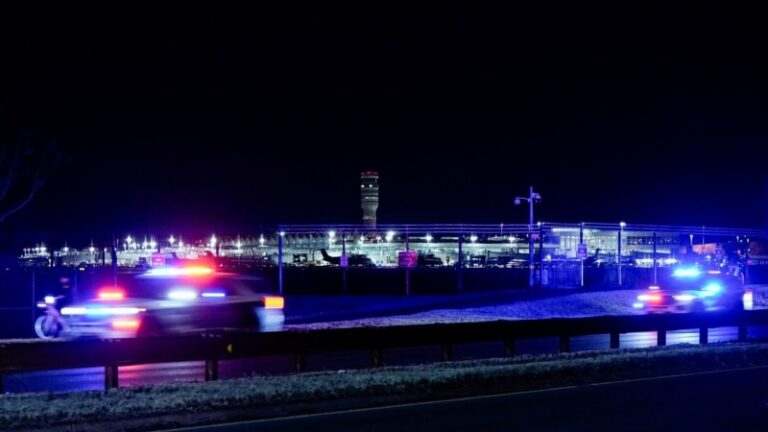 Пасажирський літак зіткнувся з військовим вертольотом і впав у річку у Вашингтоні