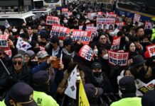 Південна Корея: прихильники відстороненого президента штурмували суд, який продовжив його тримання під вартою