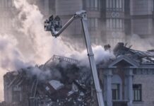 У Києві рятувальники продовжують розбирати завали на місці удару російського дрона – ДСНС