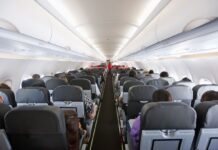 У США під час посадки впав пасажирський літак: він зіткнувся з вертольотом