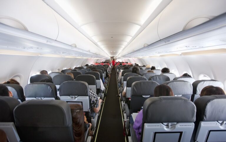 У США під час посадки впав пасажирський літак: він зіткнувся з вертольотом