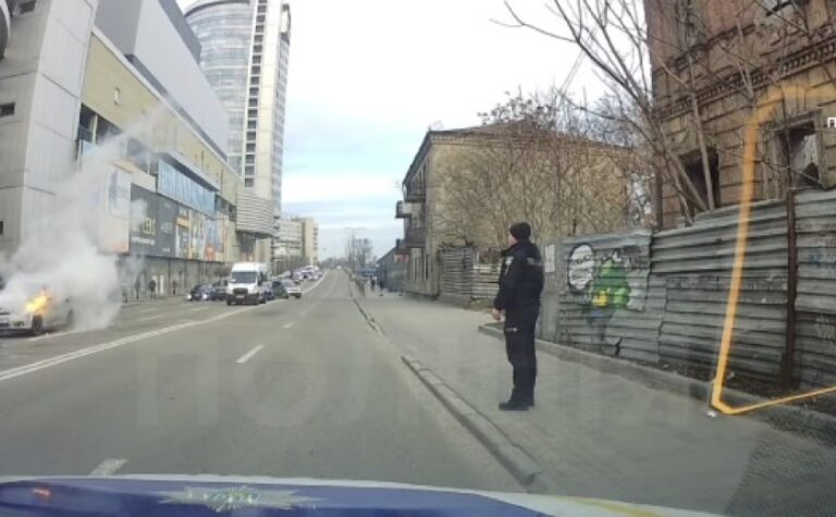 У Дніпрі патрульні прийшли на допомогу водієві, у якого загорілося авто