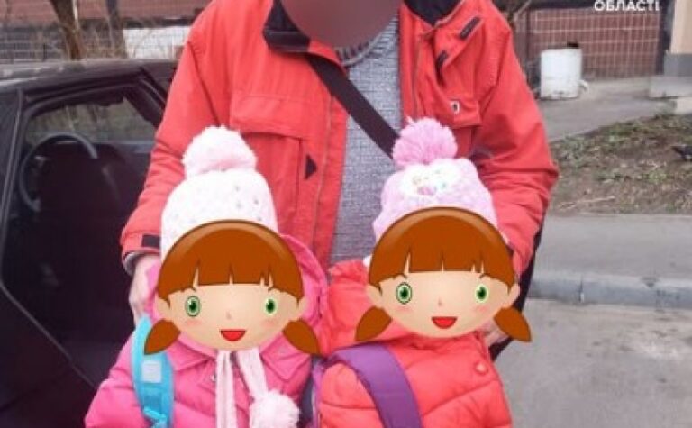 Гуляли набережною без нагляду дорослих: у Дніпрі патрульні допомогли повернути додому 6-річних близнючок