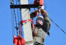 За добу енергетики Дніпропетровщини повернули світло в оселі 1,6 тисячі родин