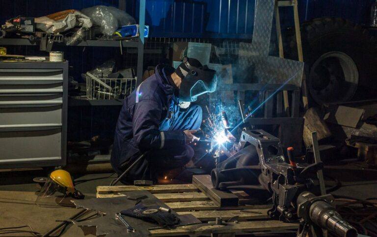 Кому в Україні платять 100 тисяч гривень і більше: аналіз Держслужби зайнятості